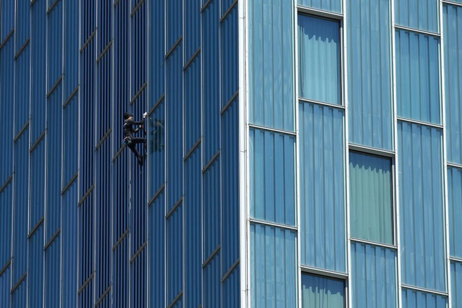'Homem-Aranha' trepa prédio em Barcelona