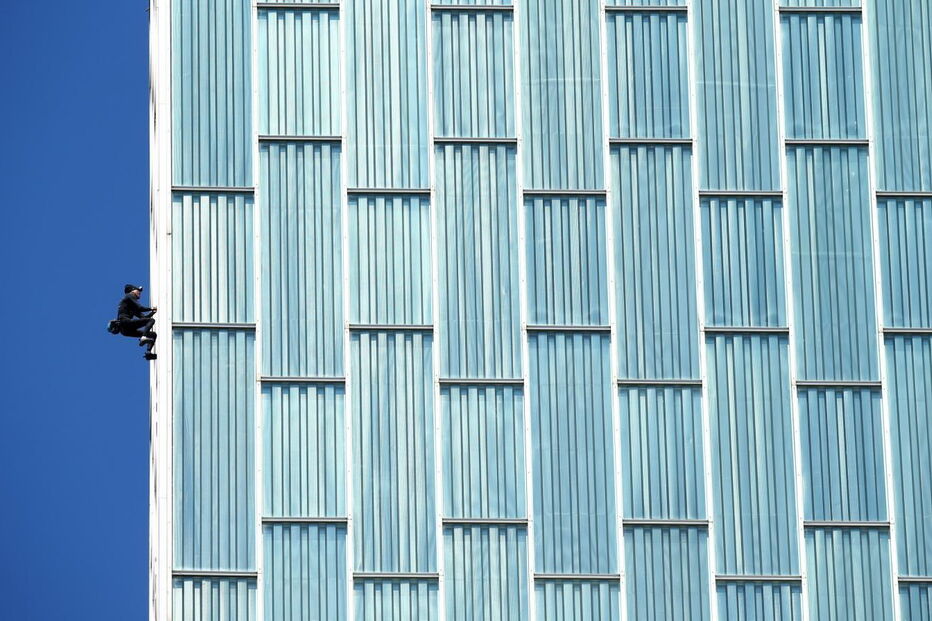 'Homem-Aranha' trepa prédio em Barcelona