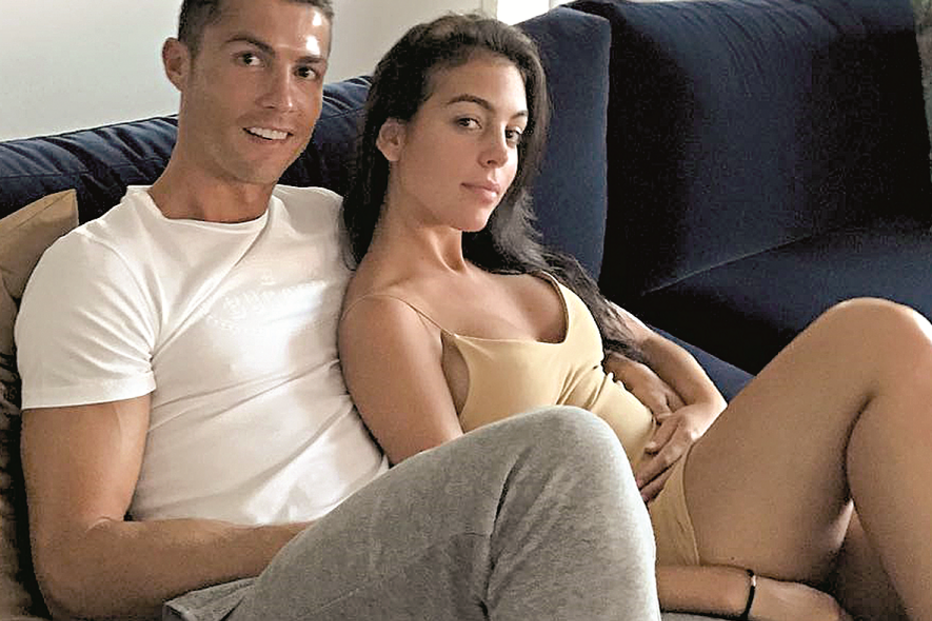 Ronaldo divulgou fotografia com a mão na barriga de Georgina   