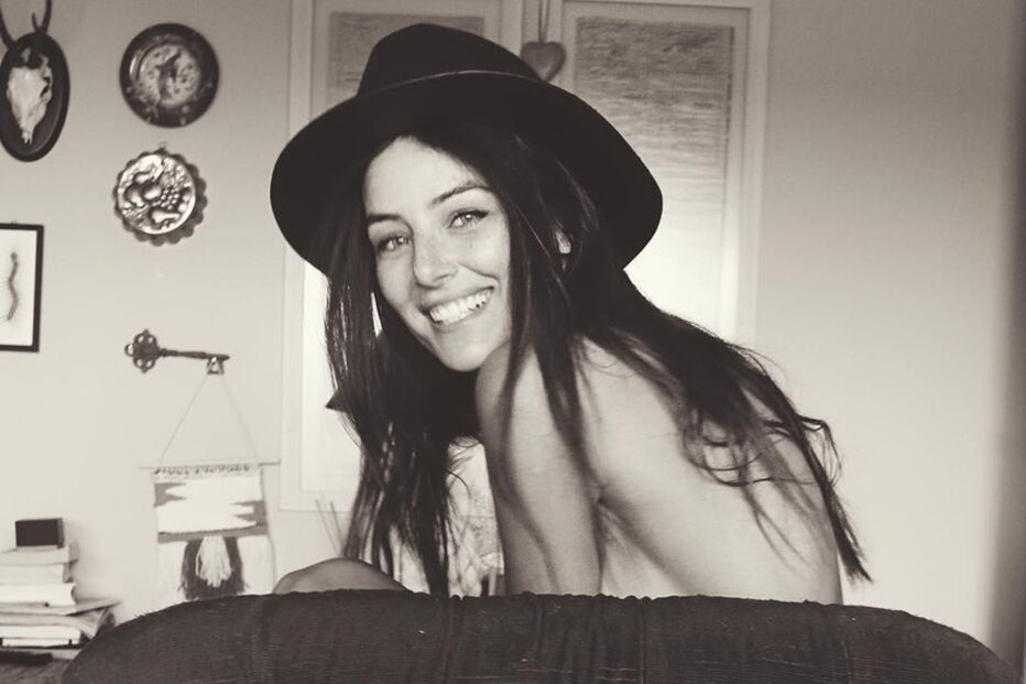 Helena Coelho encanta com beleza