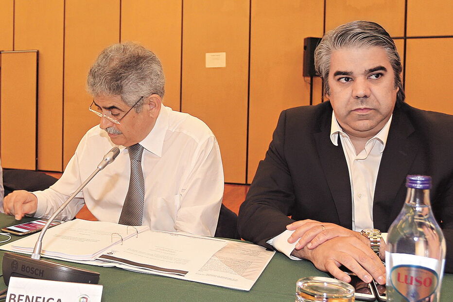 Luís Filipe Vieira e Paulo Gonçalves numa Assembleia Geral  da Liga de Clubes     