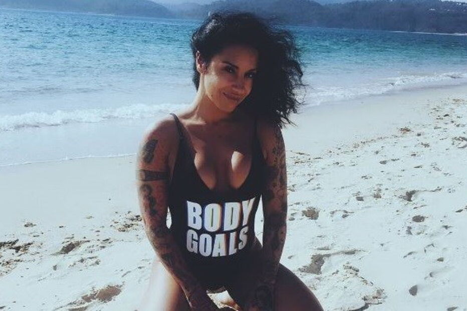 Ana Malhoa mostra curvas na praia