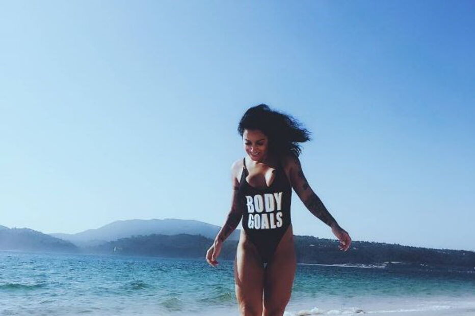 Ana Malhoa mostra curvas na praia