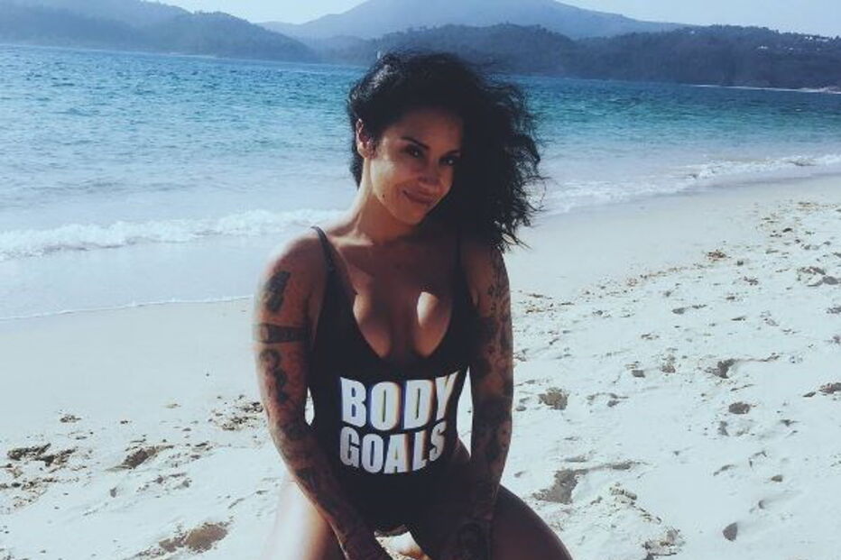 Ana Malhoa mostra curvas na praia