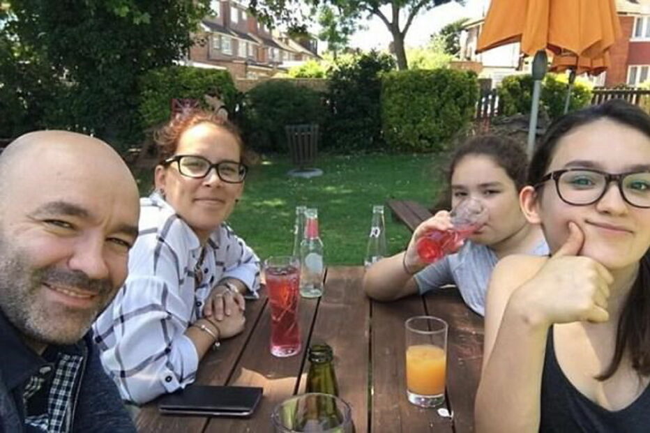 Márcio com a mulher, Andreia, e as duas filhas menores, Luana e Megan  