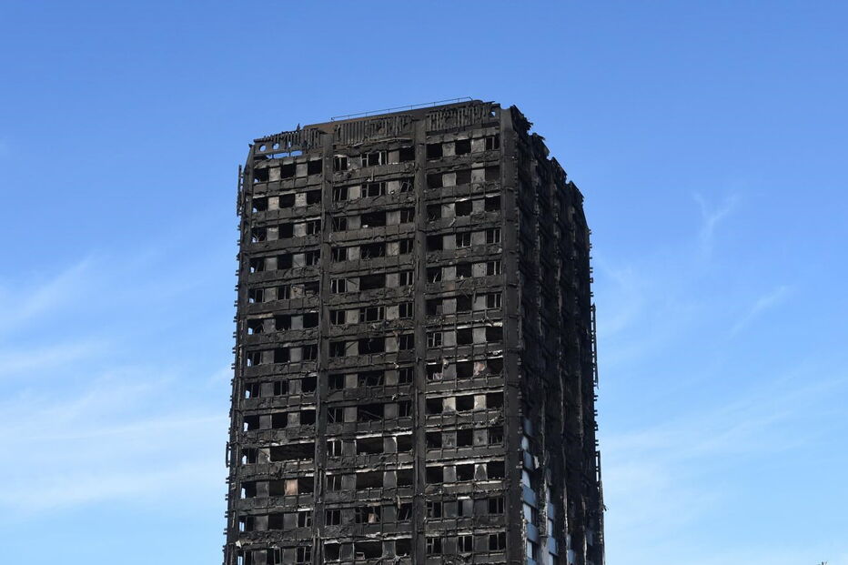 A torre de Londres ficou destruída. Teme-se que haja muitos corpos no interior