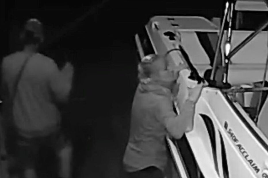 Casal de ladrões foi filmado no interior da embarcação em pleno ato
