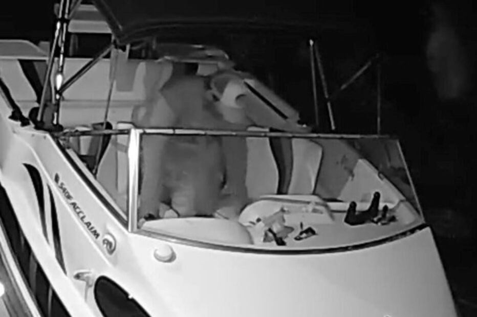 Casal de ladrões foi filmado no interior da embarcação em pleno ato