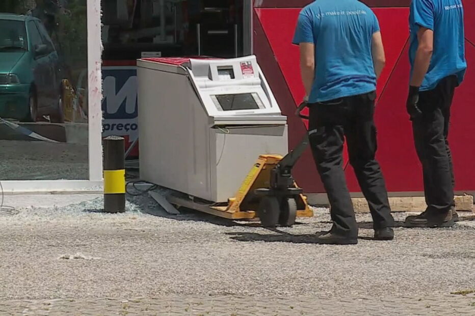 Multibanco assaltado em supermercado de Cascais