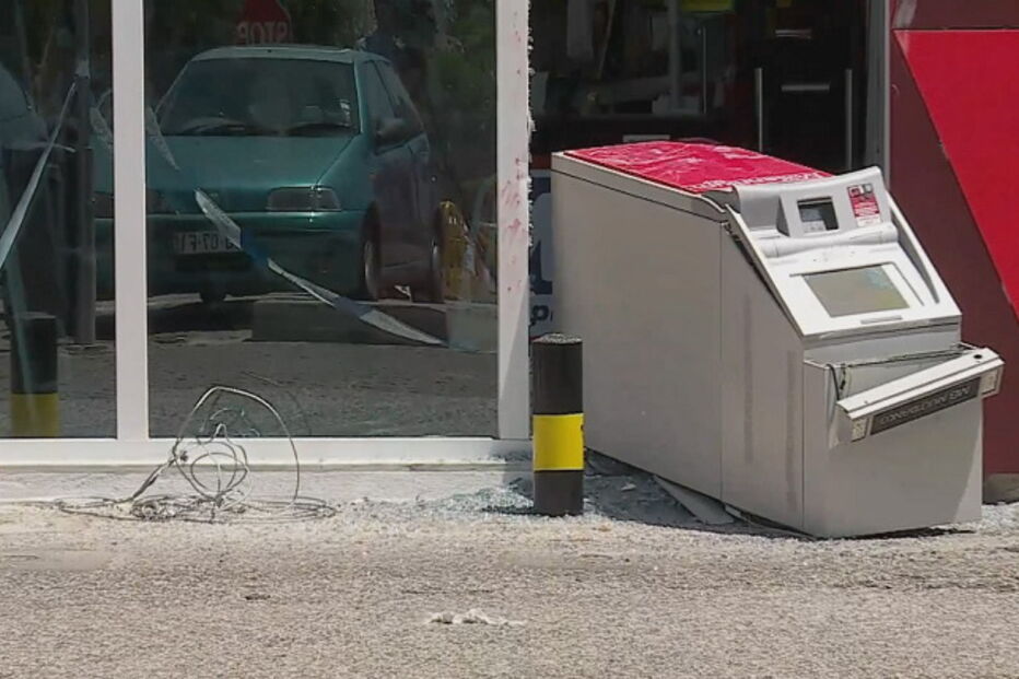 Multibanco assaltado em supermercado de Cascais