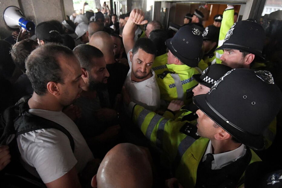 Manifestantes exigem verdade sobre todas as vítimas do incêndio na torre Grenfell