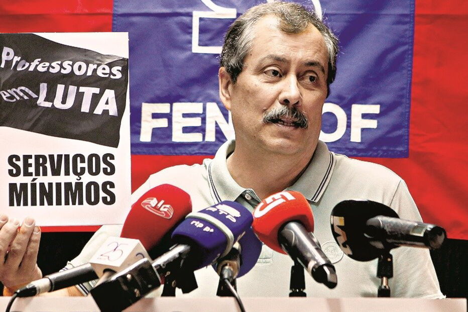 Mário Nogueira quer docentes convocados a usar autocolantes de protesto  
