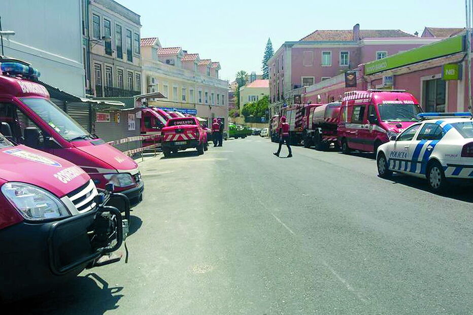 Polícia junto às viaturas dos bombeiros do Beato. PSP foi chamada, mas acabou por não passar multa   