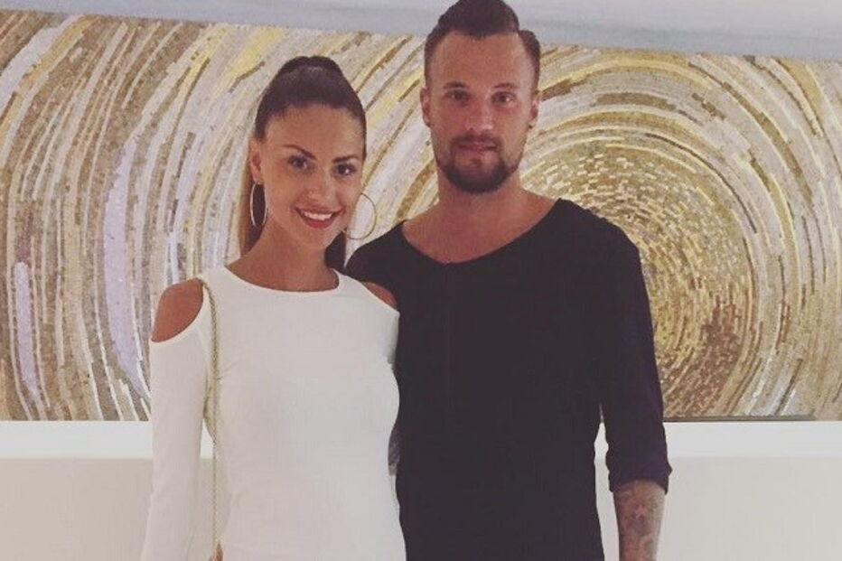 A jovem com o namorado, que é jogador do Benfica  