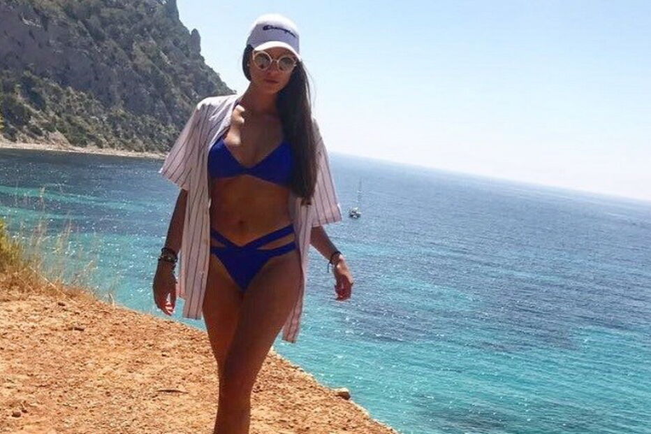 Amina mostra sensualidade na praia 