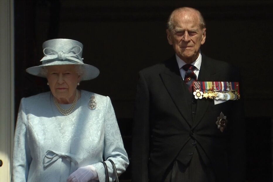 Rainha Isabel II e o príncipe Filipe no minuto de silêncio em Buckingham