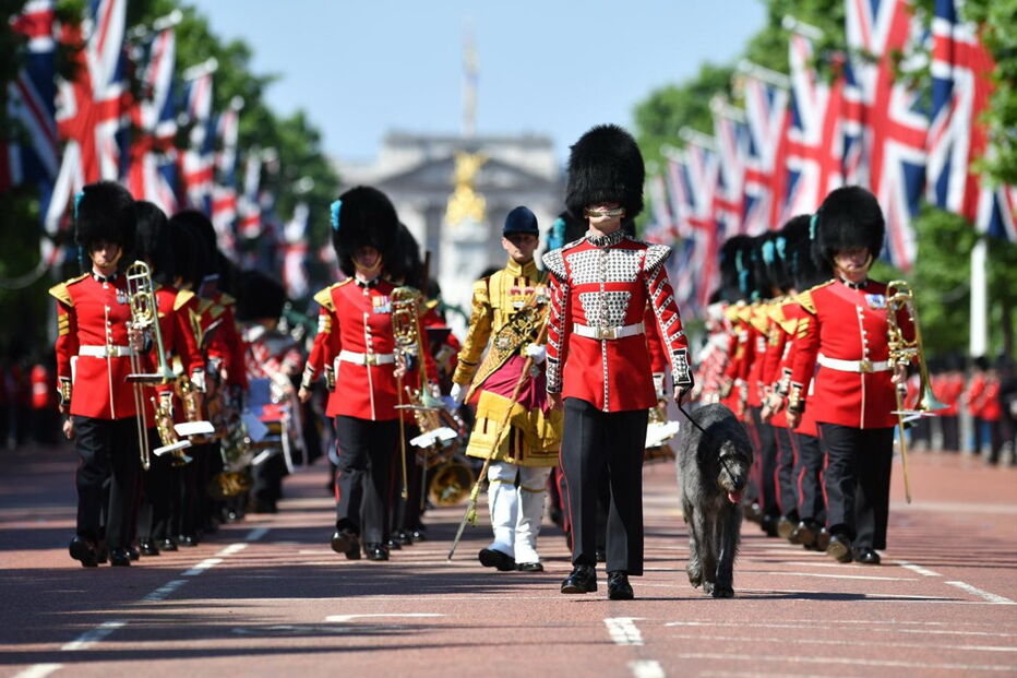 Parada em Londres celebrou os 91 anos da rainha Isabel II