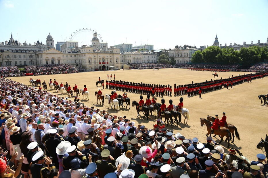 Parada em Londres celebrou os 91 anos da rainha Isabel II