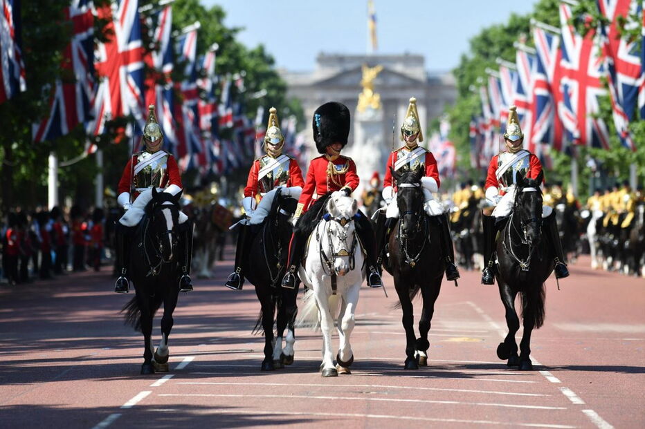 Parada em Londres celebrou os 91 anos da rainha Isabel II