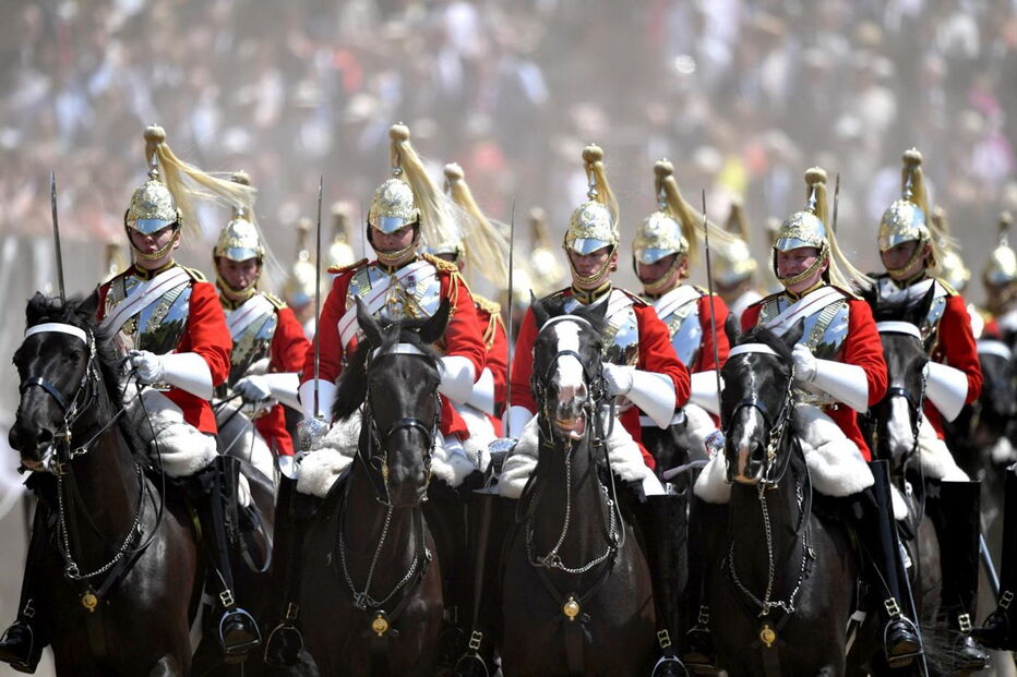 Parada em Londres celebrou os 91 anos da rainha Isabel II