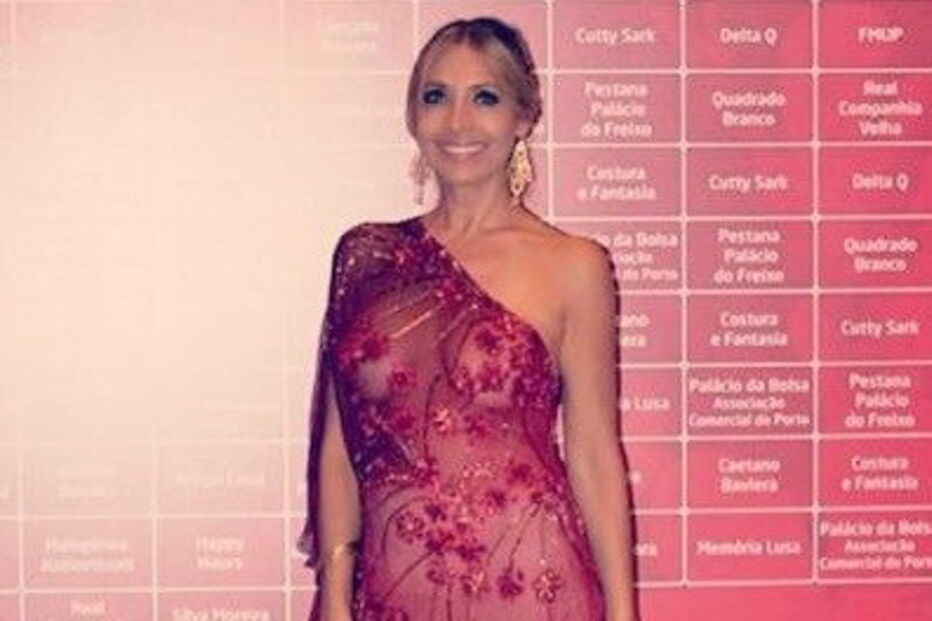 Cláudia Jacques deu que falar num vestido vermelho transparente