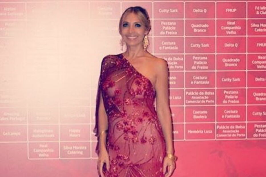 Cláudia Jacques deu que falar num vestido vermelho transparente