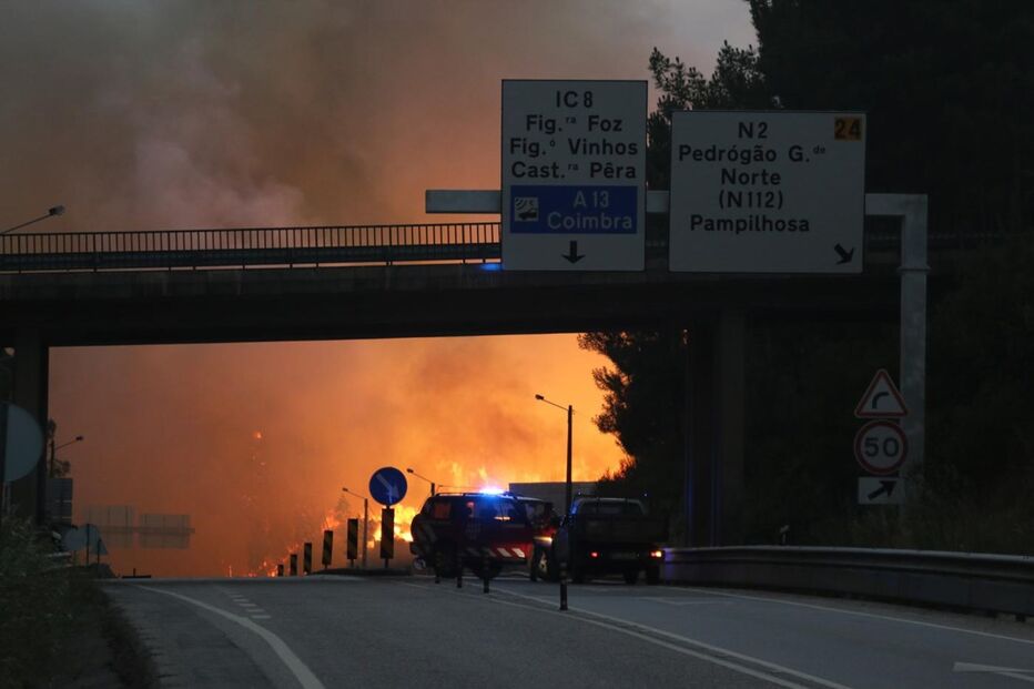 Mais de 100 bombeiros estão a combater as chamas