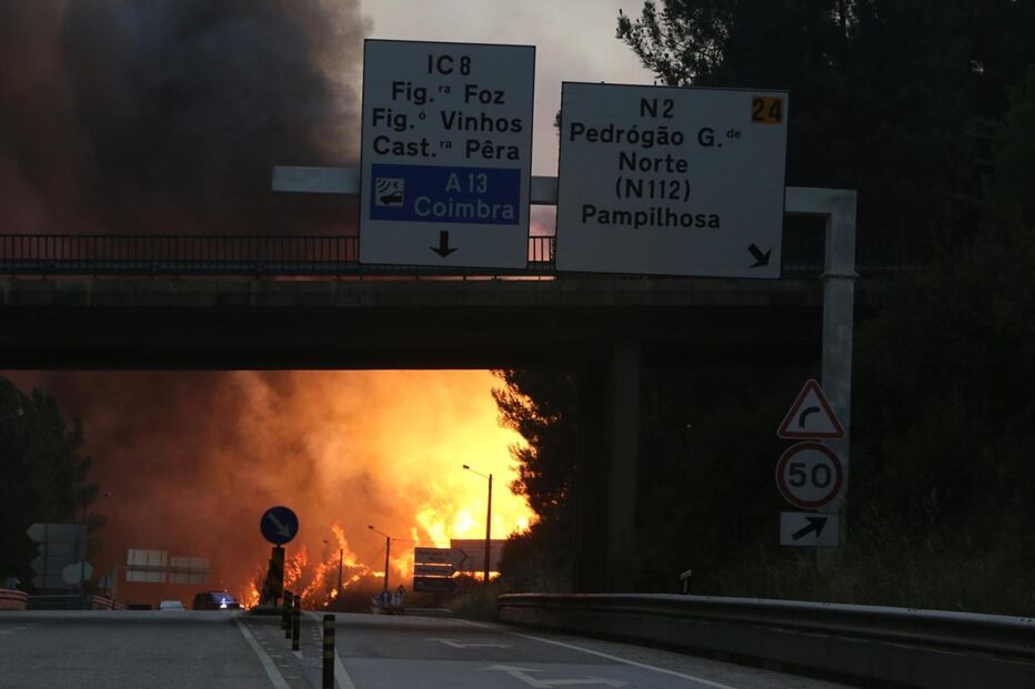 Mais de 100 bombeiros estão a combater as chamas