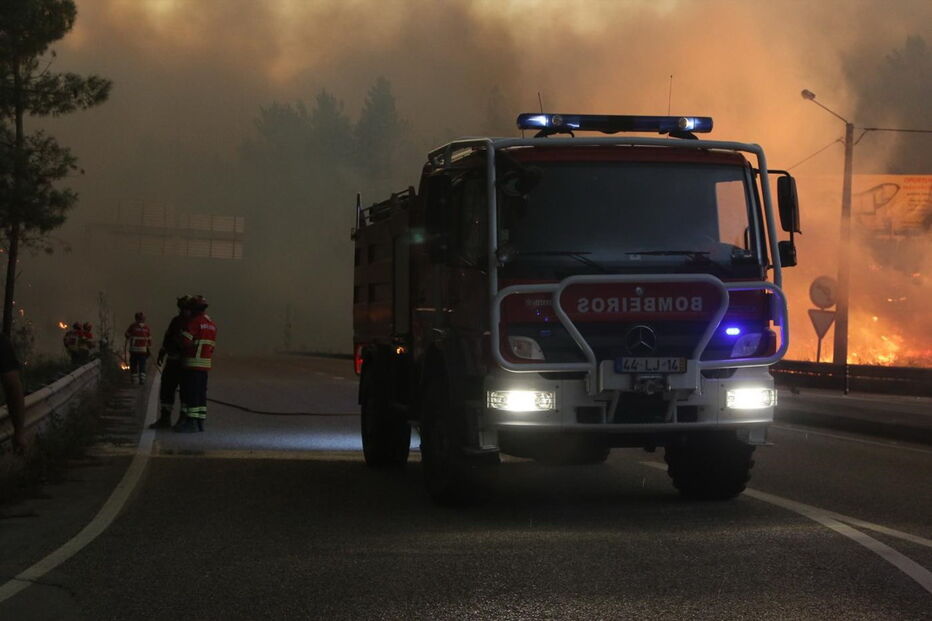 Mais de 300 bombeiros estão a combater as chamas