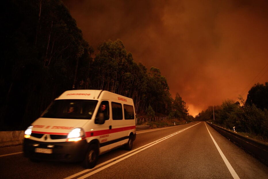 Mais de 300 bombeiros estão a combater as chamas
