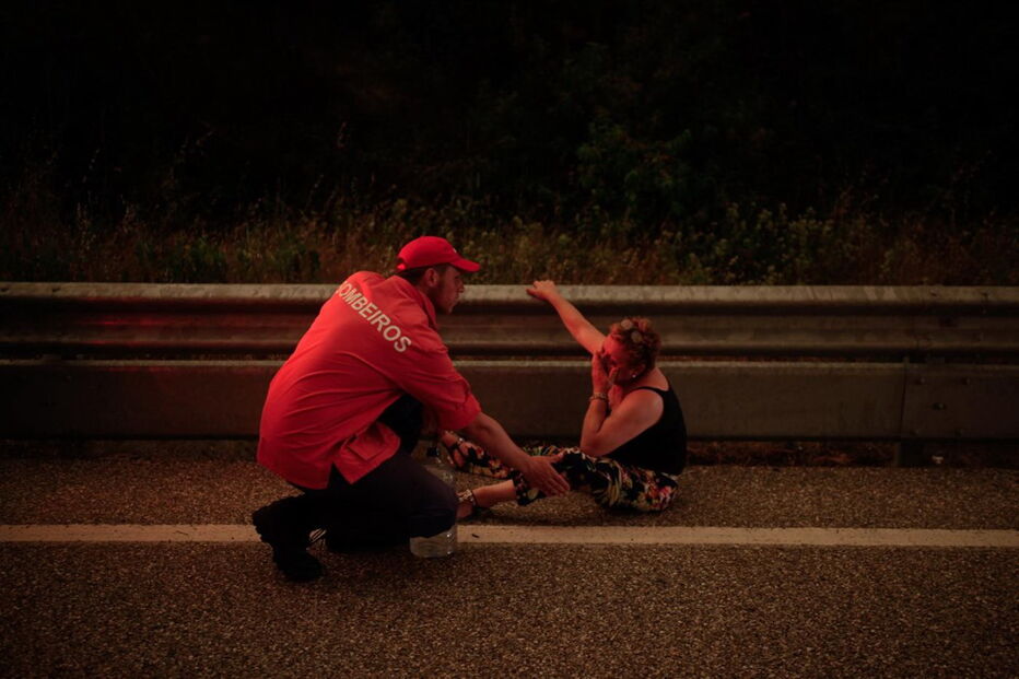 Mais de 100 bombeiros estão a combater as chamas