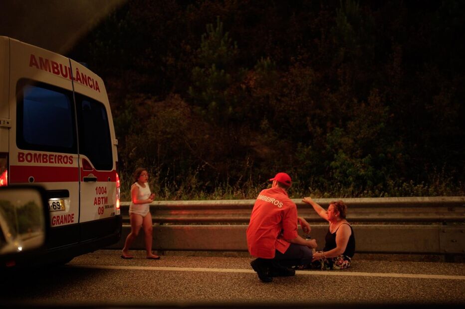 Mais de 100 bombeiros estão a combater as chamas