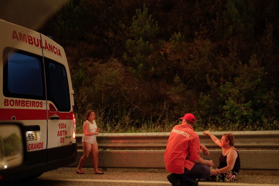 Centenas de bombeiros estão a combater as chamas