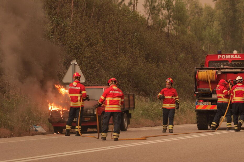 Mais de 100 bombeiros estão a combater as chamas