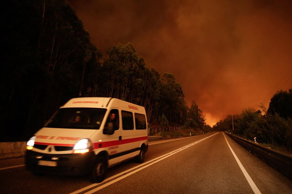Mais de 100 bombeiros estão a combater as chamas