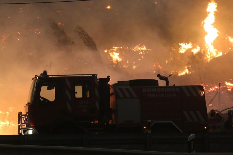 Mais de 300 bombeiros estão a combater as chamas