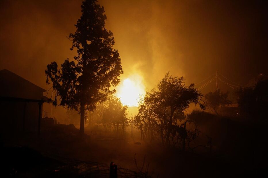 Mais de 300 bombeiros estão a combater as chamas