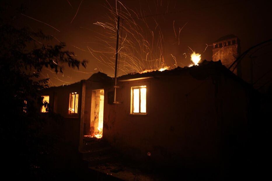 Mais de 300 bombeiros estão a combater as chamas