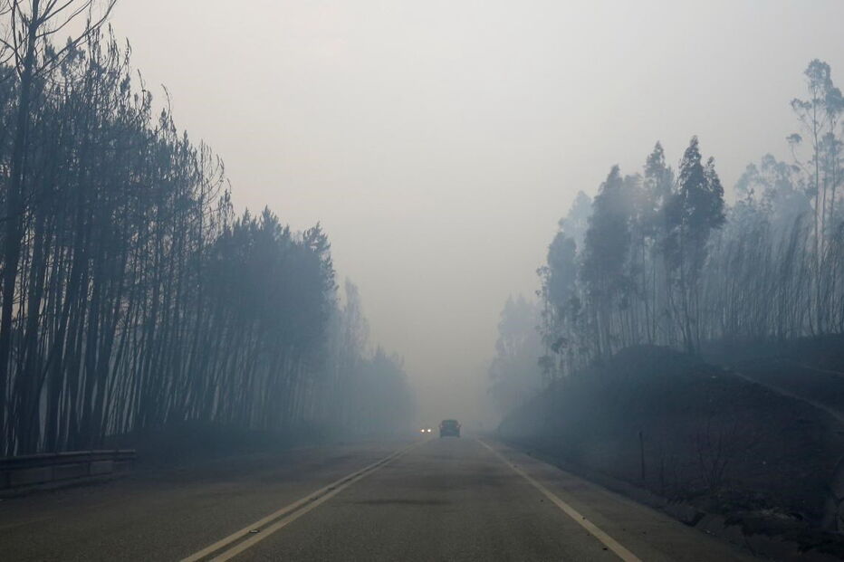 Número de vítimas continua a aumentar. Centenas de bombeiros continuam o trabalho de combate ás chamas