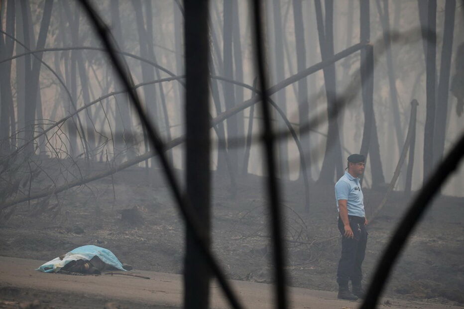 Número de vítimas continua a aumentar. Centenas de bombeiros continuam o trabalho de combate ás chamas