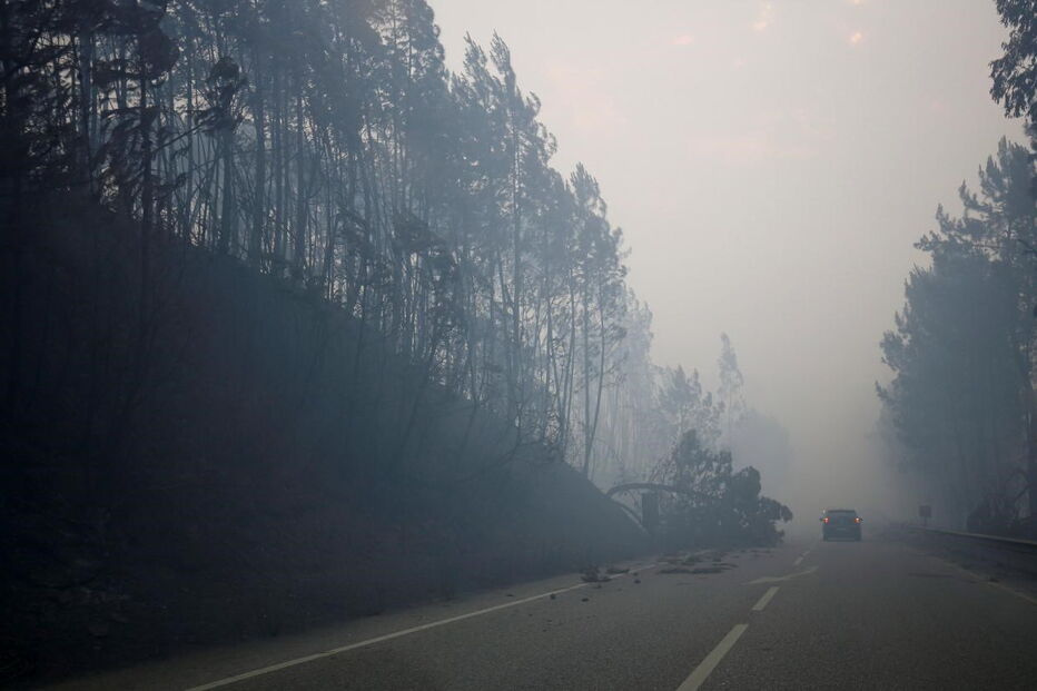 Número de vítimas continua a aumentar. Centenas de bombeiros continuam o trabalho de combate ás chamas