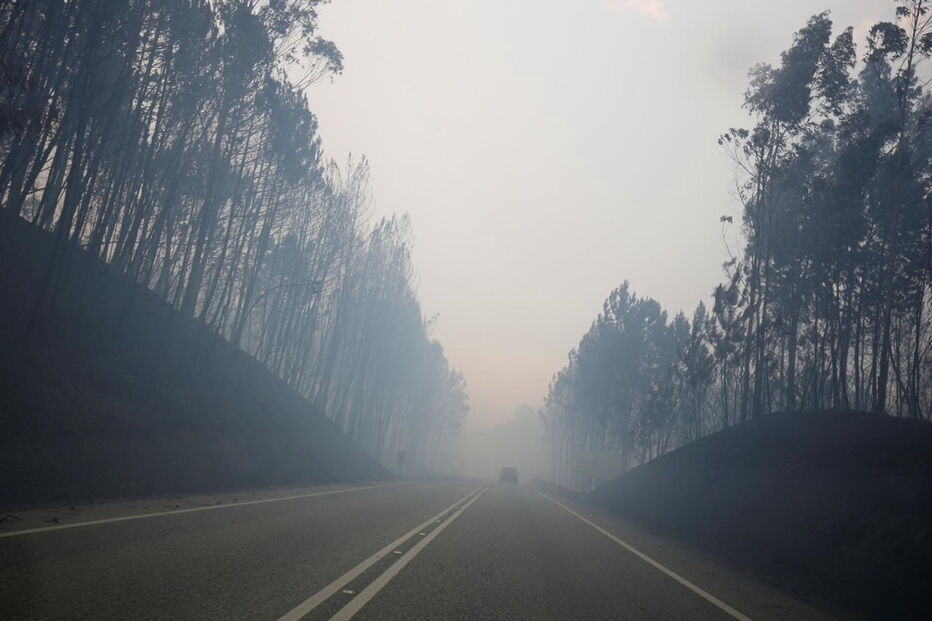 Número de vítimas continua a aumentar. Centenas de bombeiros continuam o trabalho de combate ás chamas