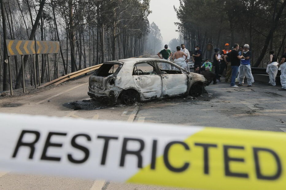 Carros ficaram encurralados pelo fumo e chamas do incêndio de Pedrógão Grande, matando os ocupantes