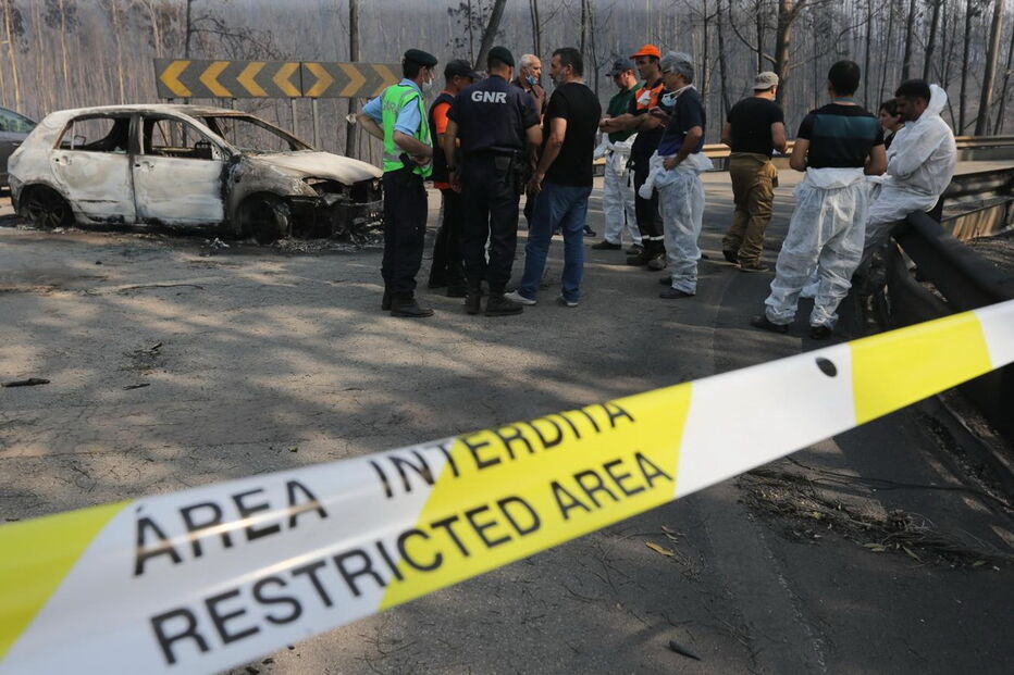 Carros ficaram encurralados pelo fumo e chamas do incêndio de Pedrógão Grande, matando os ocupantes