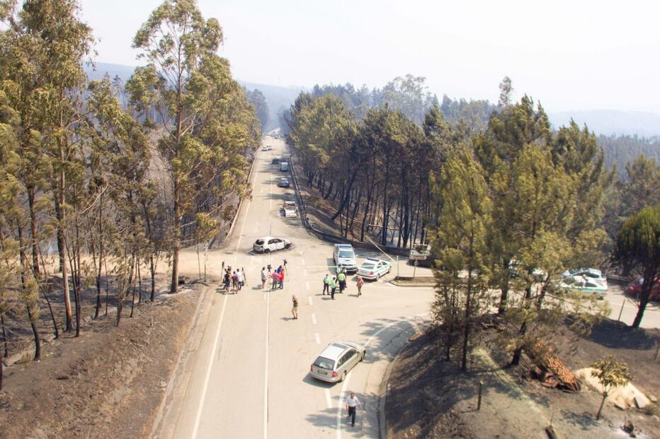 Muitos corpos foram encontrados dentro de carros. Vítimas tentavam fugir quando foram cercadas pelo fogo em Pedrógão Grande