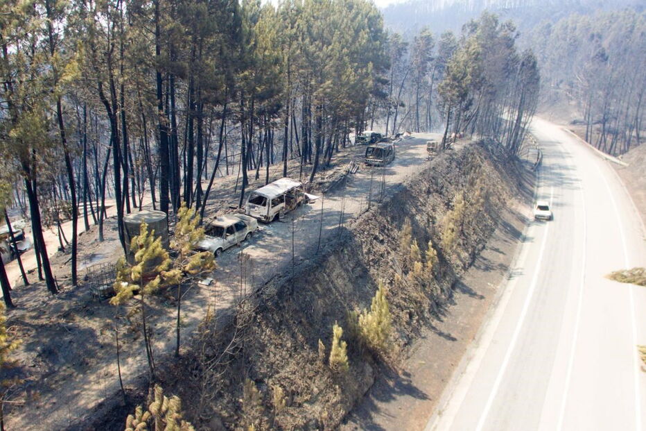 Muitos corpos foram encontrados dentro de carros. Vítimas tentavam fugir quando foram cercadas pelo fogo em Pedrógão Grande