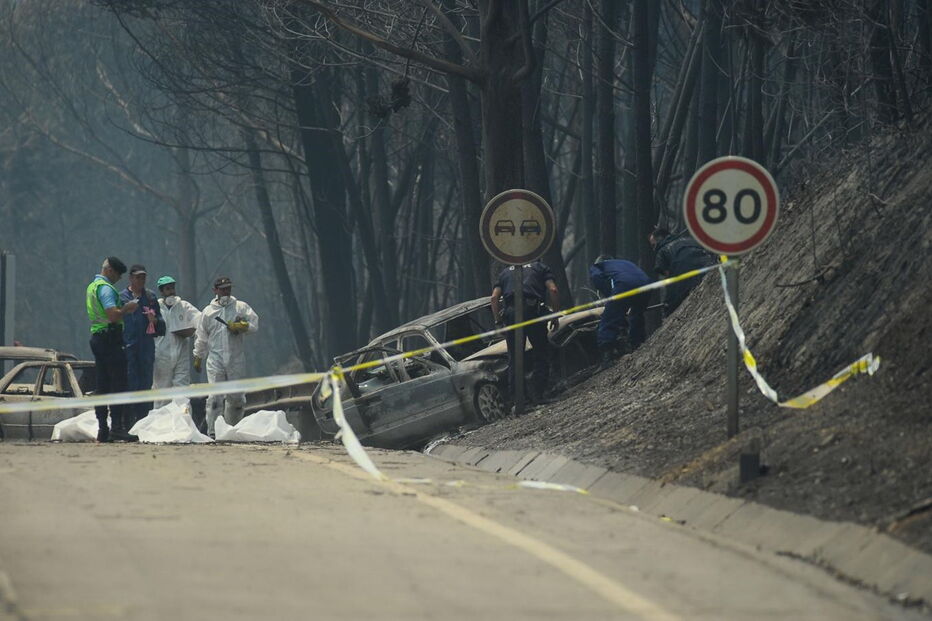Muitos corpos foram encontrados dentro de carros. Vítimas tentavam fugir quando foram cercadas pelo fogo em Pedrógão Grande