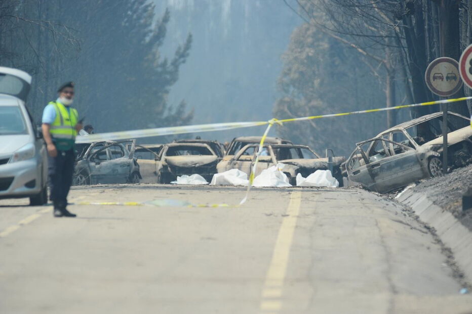 Muitos corpos foram encontrados dentro de carros. Vítimas tentavam fugir quando foram cercadas pelo fogo em Pedrógão Grande