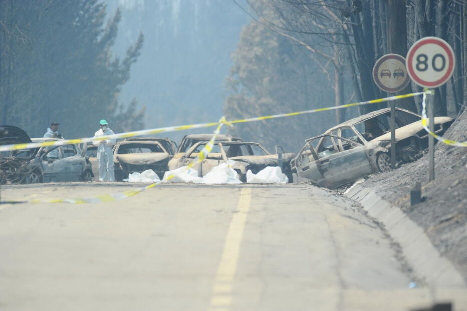 Muitos corpos foram encontrados dentro de carros. Vítimas tentavam fugir quando foram cercadas pelo fogo em Pedrógão Grande