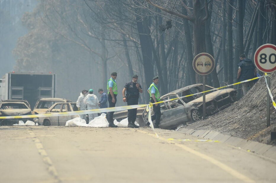 Muitos corpos foram encontrados dentro de carros. Vítimas tentavam fugir quando foram cercadas pelo fogo em Pedrógão Grande